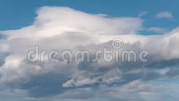 美丽的云景戏剧性的积云飘过蓝天来改变天气天空中模糊的运动云视频的预览图