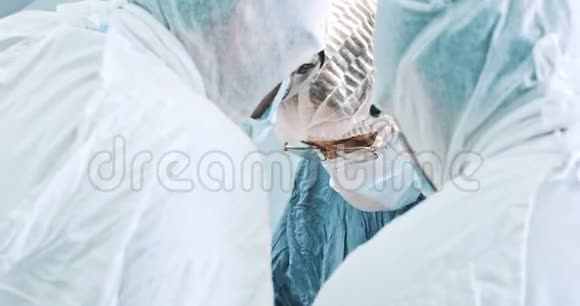 手术室戴口罩的外科医生医学外科保健理念拍摄于红色4k10位彩色空间视频的预览图
