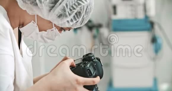 戴面具的女人在手术室做了一次真正的手术医学外科保健理念拍摄红色4k10视频的预览图