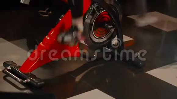 运动员正在健身房训练自行车训练设备他腿上的特写镜头视频的预览图