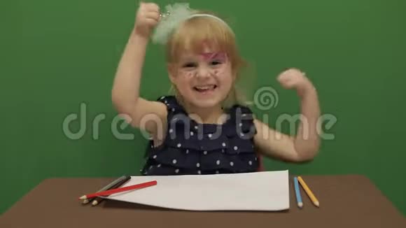 快乐的三岁女孩可爱的女孩微笑棕色的眼睛一个漂亮的小孩34岁的女孩视频的预览图