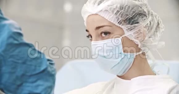 护士监控手术过程医学外科保健理念拍摄于红色4k10位彩色空间视频的预览图