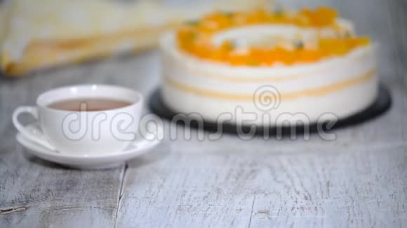 一块芒果奶油蛋糕视频的预览图