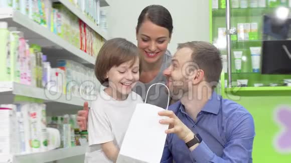 可爱的一家人在购物袋里检查他们购买的药房视频的预览图