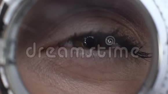 女性眼睛通过光学实验框架特写视力矫正镜头视频的预览图
