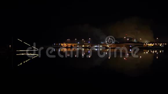 夜间在瑞典的货运港水中烟雾和灯光的美丽反射视频的预览图