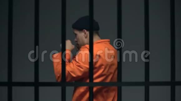 男囚牢房中的影子拳击监狱中的爱好自卫训练视频的预览图