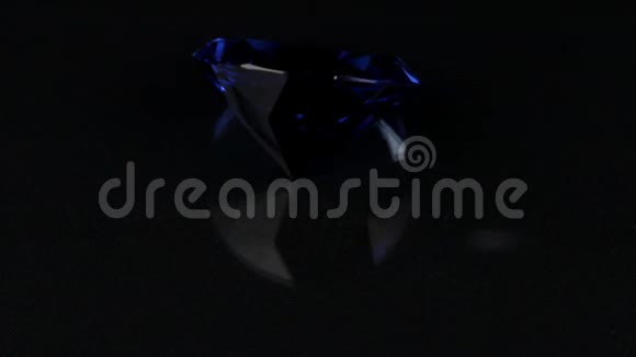在黑色背景上旋转蓝色透明的莱茵石视频的预览图