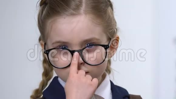 智能女生调节眼镜特写小学小学生教育视频的预览图