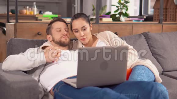 一对在辛苦工作后放松的夫妇视频的预览图