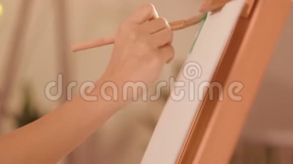 绘画爱好女性手工创作画油画视频的预览图