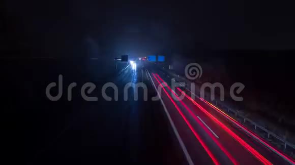 德国高速公路上的延时夜间交通视频的预览图
