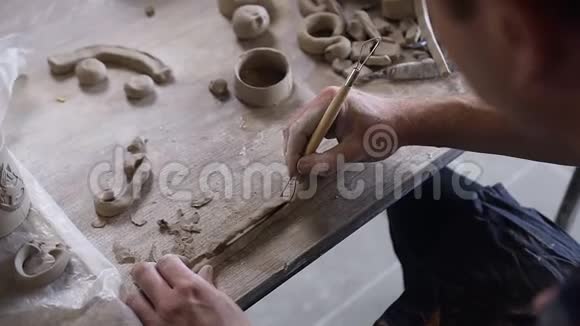 男性陶工用粘土工作视频的预览图