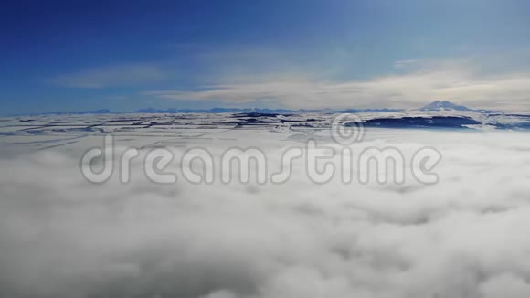 在超脱雪山的背景下飞越浮云视频的预览图