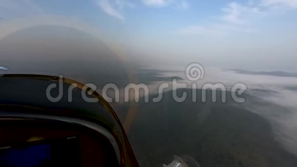 从飞机驾驶舱看到空中景色下面是雾覆盖的景观飞行员可以看到飞行穿越国家视频的预览图