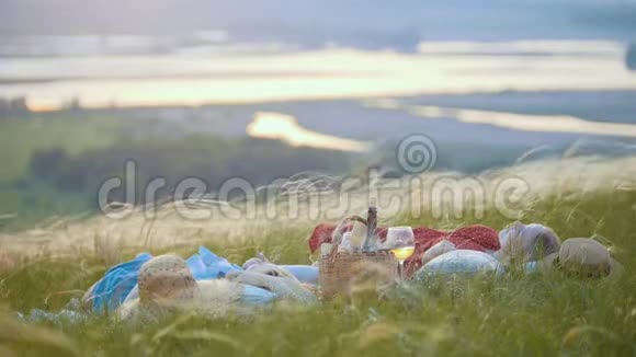 两个金发女人躺在田野上一边看着天空一边野餐视频的预览图