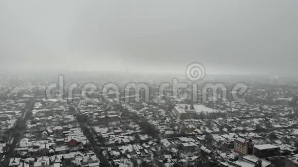 四架飞机在云雾笼罩下从雪城升起视频的预览图