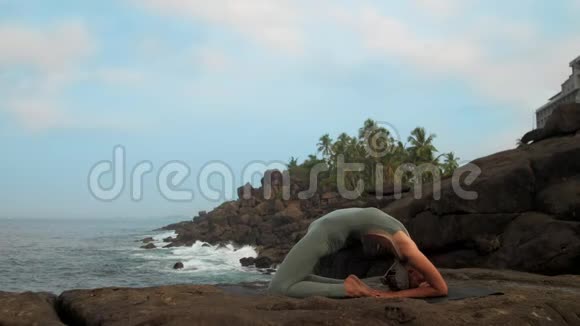 瑜伽练习者在海上慢动作改变双手姿势视频的预览图