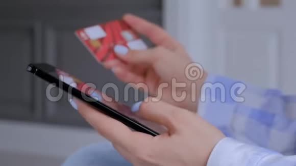 网上购物概念女性使用智能手机和信用卡近距离观看视频的预览图