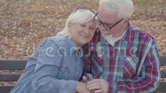 欧洲老夫妇坐在长凳上聊天成熟的丈夫安抚他美丽的高级妻子老龄化视频的预览图