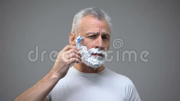 老年男性剃须老化的护肤霜晨间常规仪式传统视频的预览图