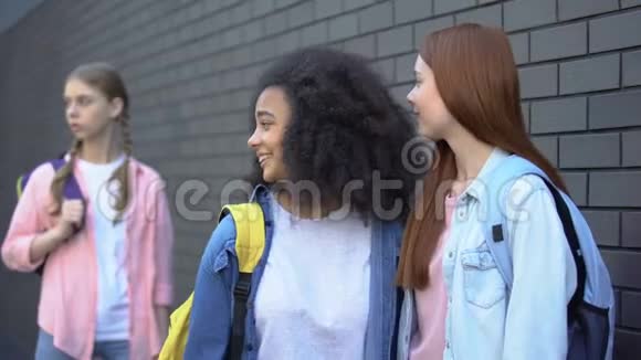 两个女生取笑女生站在一边散布谣言视频的预览图