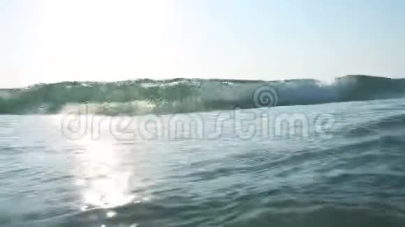 冲浪波飞溅视频的预览图