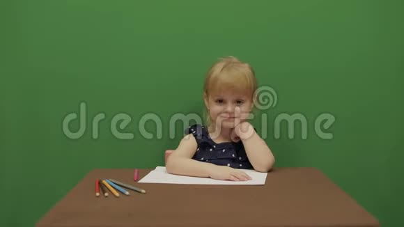 女孩在桌子边画画快乐的三岁女孩可爱的女孩微笑棕色的眼睛一个漂亮的小孩34岁的女孩视频的预览图