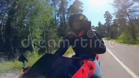 一个人正驾驶摩托车在前面视频的预览图