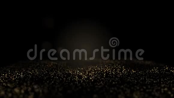 金色闪闪发光的亮片美容产品risinf在黑暗的背景上视频的预览图