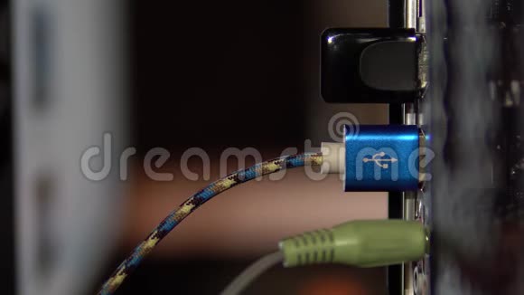 USB调制解调器wifi插入计算机特写调制解调器闪烁绿灯USB设备连接视频的预览图