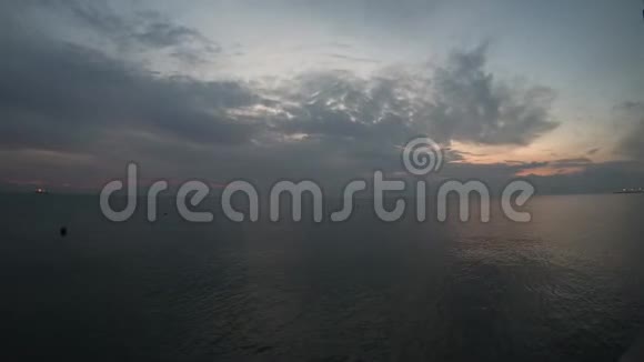 日出的时间流逝满天的云彩海洋的平静塞浦路斯拉纳卡视频的预览图
