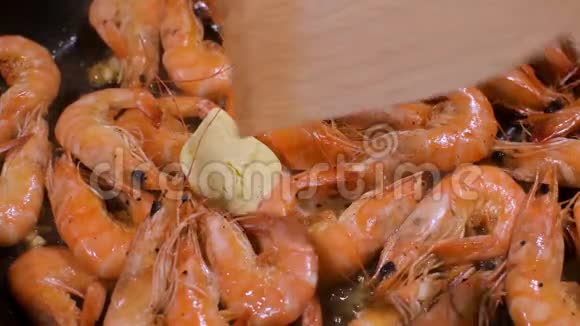 虾仁放入黄油放入锅中煎用木抹子搅拌视频的预览图