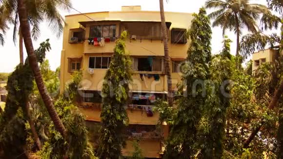 四层房子卧室社区服装干燥的风棕榈树和绿树孟买视频的预览图