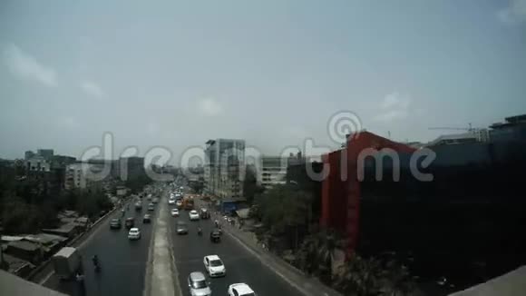 孟买的街道上有玻璃建筑的交通反光从地铁桥上可以看到顶景视频的预览图