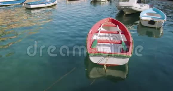 红色木制划艇在意大利波尔图菲诺港欧洲视频的预览图
