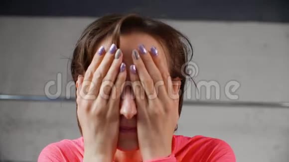 肖像成年女性在头痛时用手摸脸布鲁内特女士用手摸着疼痛的眼睛和头部视频的预览图