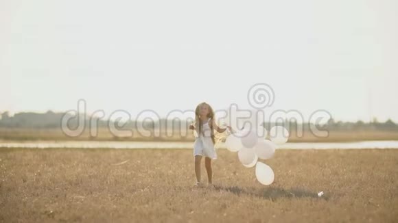 穿着白色裙子带着白色气球的女孩视频的预览图