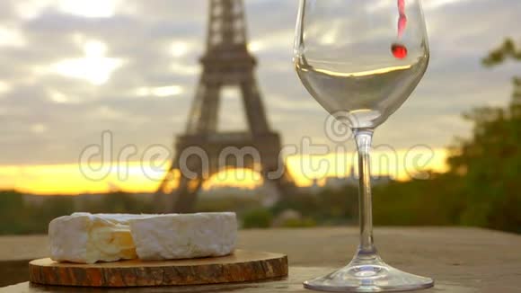 红葡萄酒倒入埃菲尔铁塔旁边的玻璃杯中视频的预览图