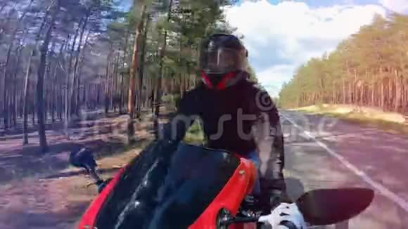 Biker正驾驶一辆车在前面视频的预览图
