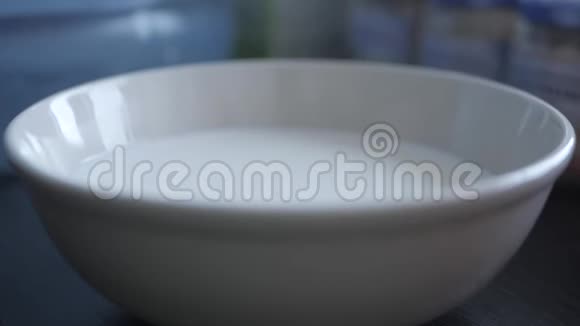 玉米片掉进牛奶的盘子里视频的预览图