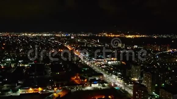 无人机在夜间拍摄Novorossiysk视频的预览图