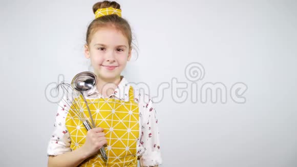 那个穿着围裙的女孩作为专业厨师看着镜头文本背景视频的预览图