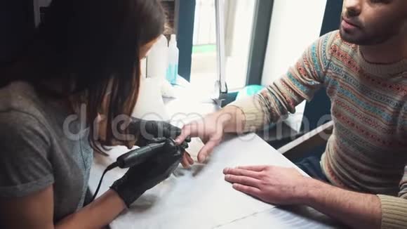 男人修指甲用美甲机为男士专业修甲一个在美容院修指甲的男人视频的预览图