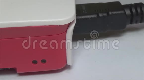 将连接器连接到树莓小型计算机打开LED指示灯视频的预览图