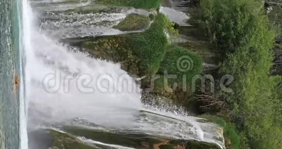 斯克拉丁瀑布斯克拉丁斯基布克克尔卡自然公园靠近克罗地亚达马尔蒂亚的西贝尼克垂直图像实时视频的预览图