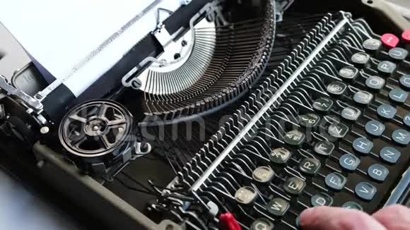在旧的复古打字机的键盘上打字视频的预览图