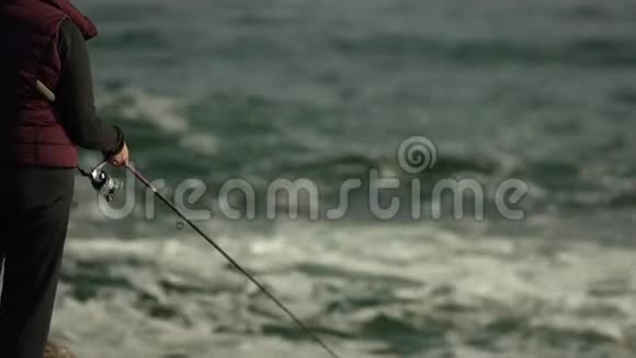 海钓女人拿着鱼竿视频的预览图