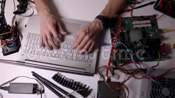 电子技师工作测试及配置电脑硬件视频的预览图