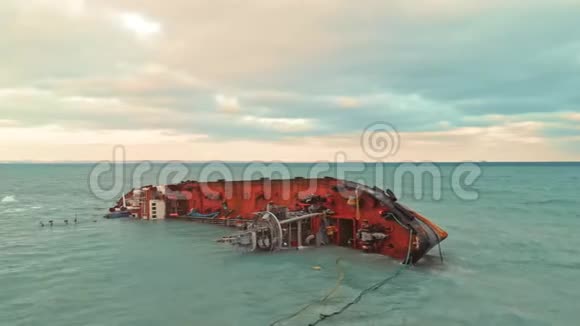 货船油轮搁浅在多云的天气里带着波浪翻入大海人为灾害污染视频的预览图